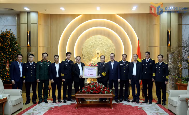 Đồng chí Quản Minh Cường, Ủy viên Trung ương Đảng, Bí thư Tỉnh ủy, Trưởng Đoàn ĐBQH tỉnh đến thăm, chúc Tết Bộ Tư lệnh Quân chủng Hải quân.