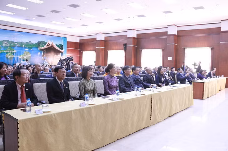 Các cán bộ, nhân viên cơ quan đại diện Việt Nam tại Lào. (Ảnh Duy Toàn)