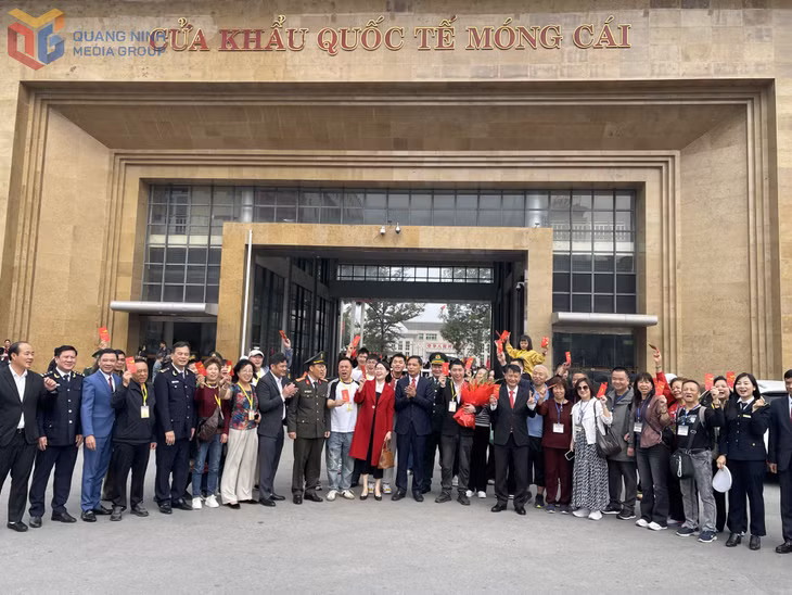 Đoàn khách Trung Quốc “xông đất” cửa khẩu ngày mồng 1 Tết.