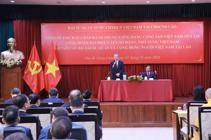 Tổng Bí thư Tô Lâm phát biểu tại buổi gặp gỡ cán bộ Đại sứ quán và cộng đồng người Việt Nam tại Lào. (Ảnh Duy Toàn)