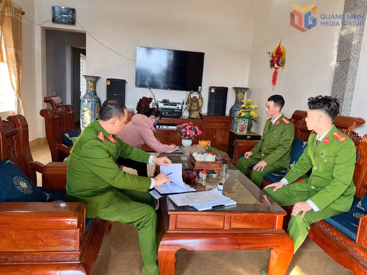 Công an phường Hà An nắm bắt tình hình cư trú tại hộ gia đình.