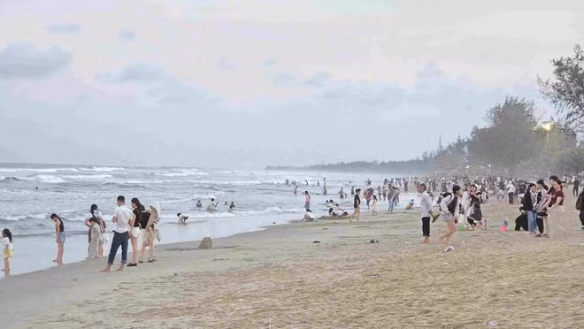 Bãi biển Mỹ Khê, xã Tịnh Khê, tỉnh Quảng Ngãi - nơi 3 người trong 1 gia đình đến từ Đắk Lắk bị nạn. Ảnh: Thắng Nguyễn