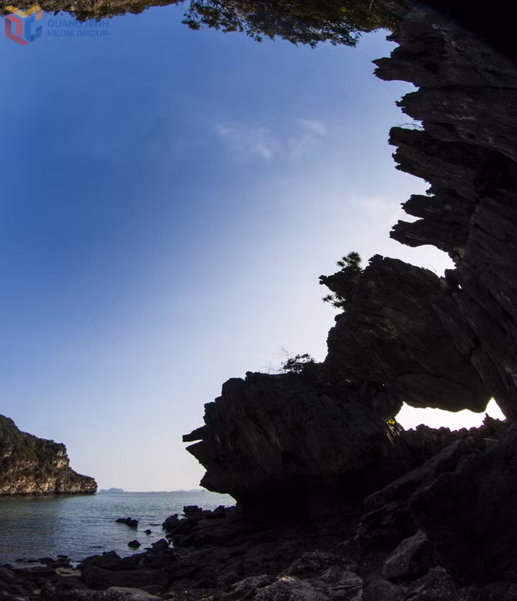 tựa như rồng đá đang hạ xuống biển khơi.