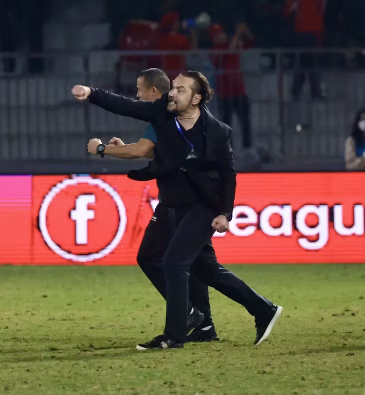 HLV Velizar Popov ăn mừng sau chiến thắng trước Hải Phòng ở vòng 12 V-League 2025-2026 - Ảnh: TCVTFC