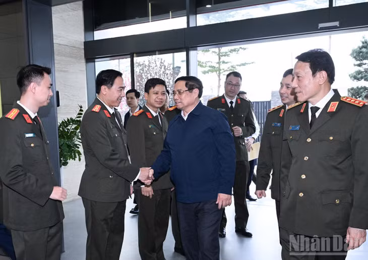 Thủ tướng Phạm Minh Chính tới thăm, động viên, chúc Tết Cục An ninh mạng và Phòng, chống tội phạm sử dụng công nghệ cao (A05), Bộ Công an. (Ảnh: Trần Hải)