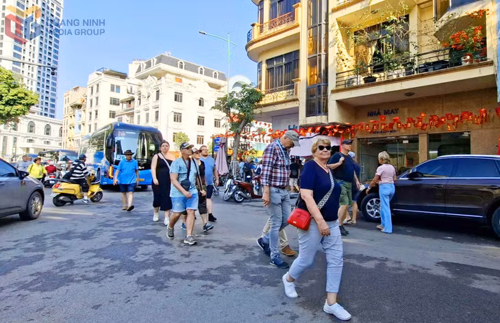 Khách du lịch tàu biển quốc tế tham quan chợ Hạ Long - chùa Long Tiên; thưởng thức không khí Tết cổ truyền dịp đầu năm mới 2026.