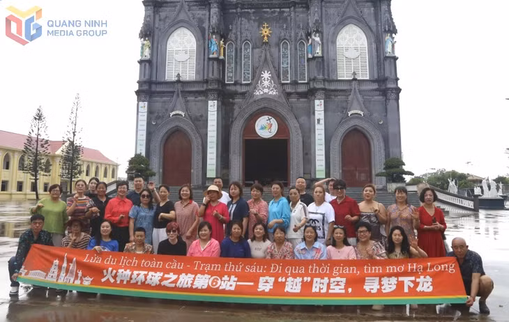 Đoàn khách du lịch Trung Quốc tham quan và chụp ảnh lưu niệm tại Nhà thờ Trà Cổ, phường Móng Cái 1.