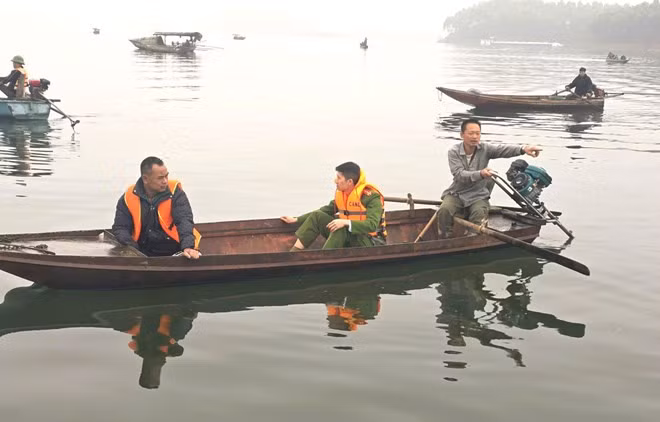 Ông Sơn cùng lực lượng chức năng đến địa điểm xảy ra vụ lật tàu. Ảnh: Văn Đức.