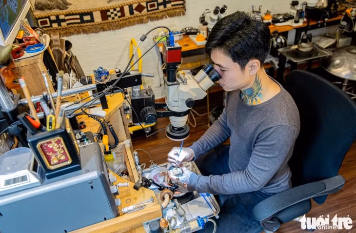 Anh Trần Ngọc Chiến được biết đến với gần 10 năm trong lĩnh vực tạo ra những tác phẩm độc bản trên mặt đồng hồ.