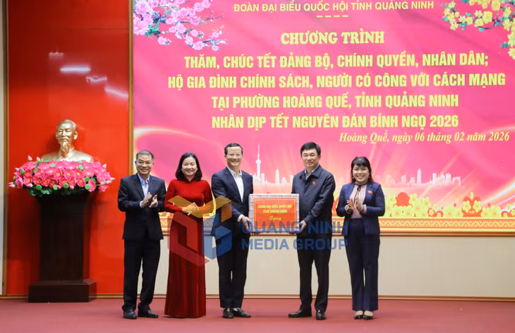 Đoàn ĐBQH tỉnh tặng quà, chúc Tết Đảng bộ, chính quyền, nhân dân phường Hoàng Quế (2-2026). Ảnh: Nguyễn Thanh