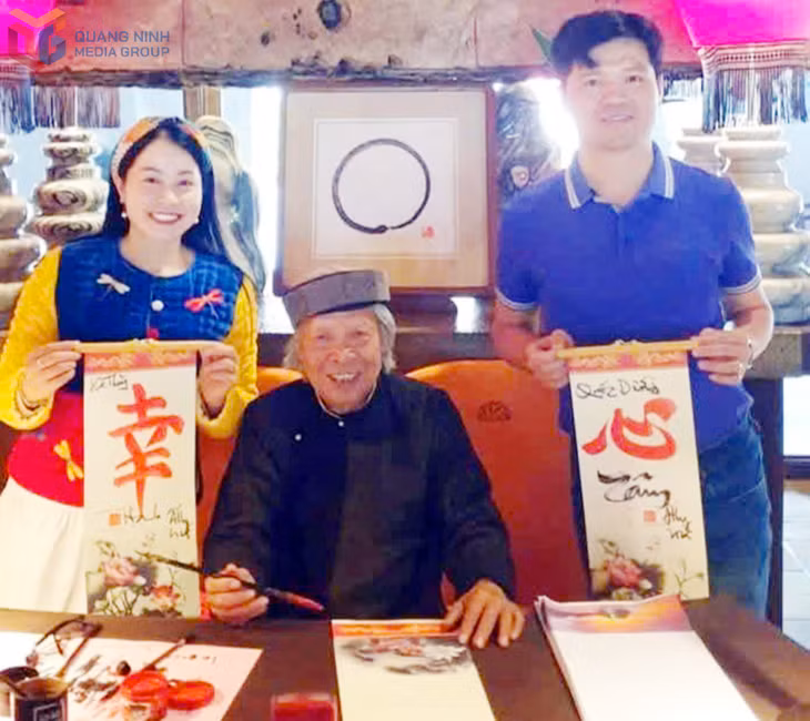 Họa sĩ Nghiêm Vinh tặng chữ cho các bạn trẻ tại Legacy Yên Tử dịp đầu xuân 2025.