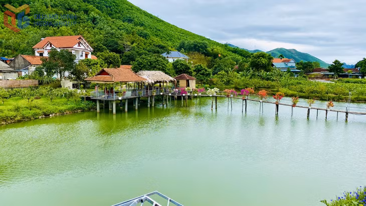 Khu du lịch sinh thái Nhà vườn Kim Ổi tại phường Hoành Bồ.