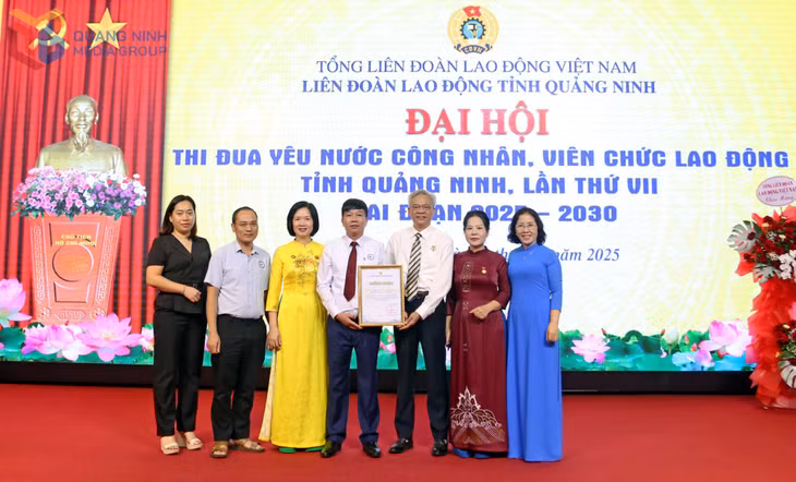 Bệnh viện Lão khoa - Phục hồi chức năng nhận được nhiều bằng khen, đánh giá cao trong phong trào thi đua yêu nước, trong đó có bằng Lao động sáng tạo, ứng dụng AI trong công tác khám chữa bệnh. (Ảnh do đơn vị cung cấp)