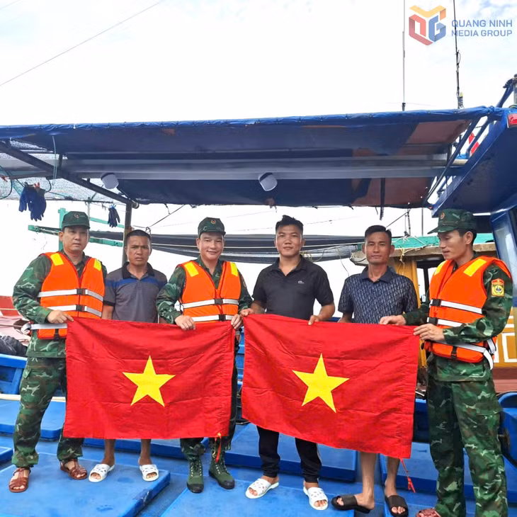 CBCS Đồn biên phòng Đảo Trần tuyên truyền pháp luật và tặng cờ Tổ quốc cho ngư dân.