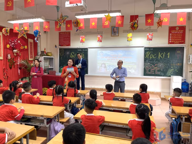Trường TH Hồng Gai tổ chức cho học sinh uống sữa với sự tham dự của đại diện UBND phường Hồng Gai và Ban cha mẹ học sinh nhà trường.