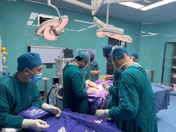 Các bác sĩ tiến hành phẫu thuật cấp cứu ngay tại chỗ.