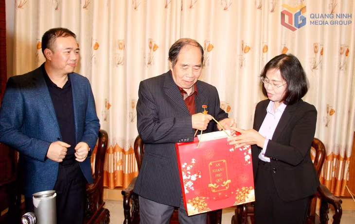 Đồng chí Trịnh Thị Minh Thanh, Phó Bí thư Thường trực Tỉnh ủy, Chủ tịch HĐND tỉnh, chúc Tết gia đình Anh hùng Lao động Phạm Minh Thảo, nguyên Giám đốc Công ty CP Than Núi Béo.