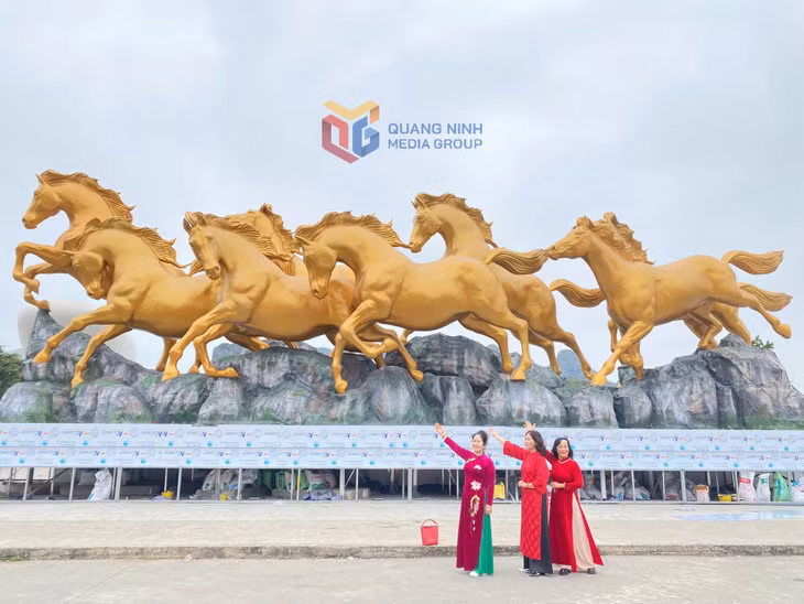 Cụm “Bát Mã” với hình tượng 8 linh vật ngựa dũng mãnh, biểu trưng cho sức mạnh, tài lộc và thành công trong năm mới.
