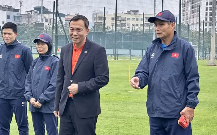 Chủ tịch VFF Trần Quốc Tuấn thăm động viên đội tuyển nữ Việt Nam ngày mùng 2 Tết - Ảnh: VFF