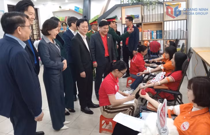 Các đại biểu động viên các tình nguyện viên hiến máu tại lễ phát động Chiến dịch vận động hiến máu tình nguyện dịp Tết Nguyên đán và Lễ hội Xuân hồng cấp tỉnh năm 2026. Ảnh: Mai Hương