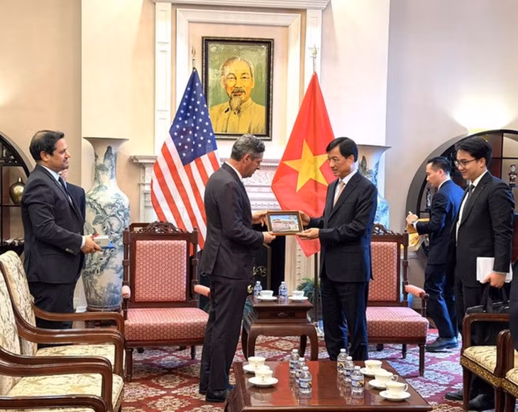 Bí thư Thành ủy Hà Nội Nguyễn Duy Ngọc tặng quà lưu niệm cho Chủ tịch phụ trách đối ngoại toàn cầu của Meta Joel Kaplan. (Ảnh: Ngọc Quang/TTXVN)
