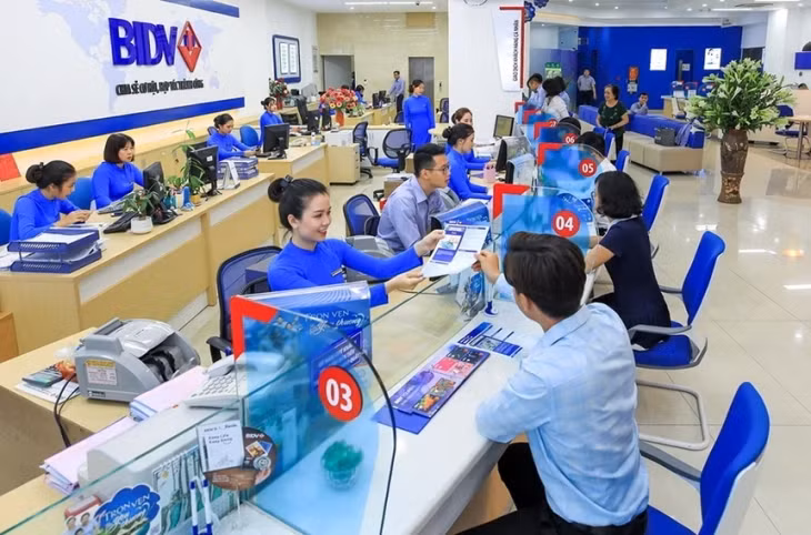Lãi suất huy động tăng, nhiều người chuyển sang gửi tiết kiệm. Ảnh minh họa.
