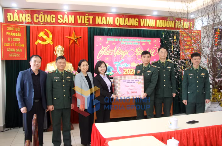 Đồng chí Trịnh Thị Minh Thanh, Phó Bí thư Thường trực Tỉnh ủy, Chủ tịch HĐND tỉnh, thăm, chúc Tết cán bộ, chiến sĩ Hải đội Biên phòng 2 (2-2026). Ảnh: Mạnh Trường