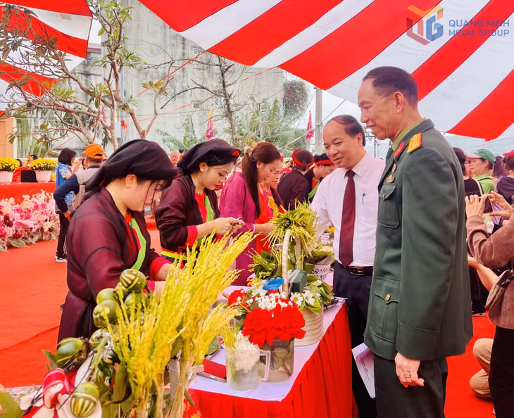 Phần thi têm trầu cánh phượng giữa các khu phố của phường Bãi Cháy.