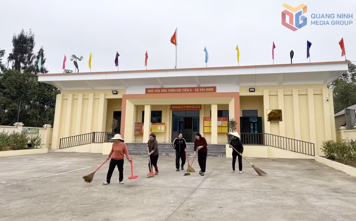 Nhân dân thường xuyên vệ sinh Nhà văn hóa thôn Hải Tiến 6, xã Hải Ninh.