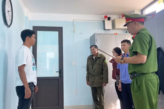 Công an tỉnh Gia Lai thi hành lệnh bắt tạm giam Nguyễn Hồng Vũ. Ảnh: Công an