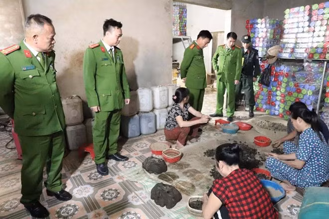 Phòng Cảnh sát kinh tế triệt phá cơ sở sản xuất thuốc đông y giả. Ảnh: Công an Hà Tĩnh.
