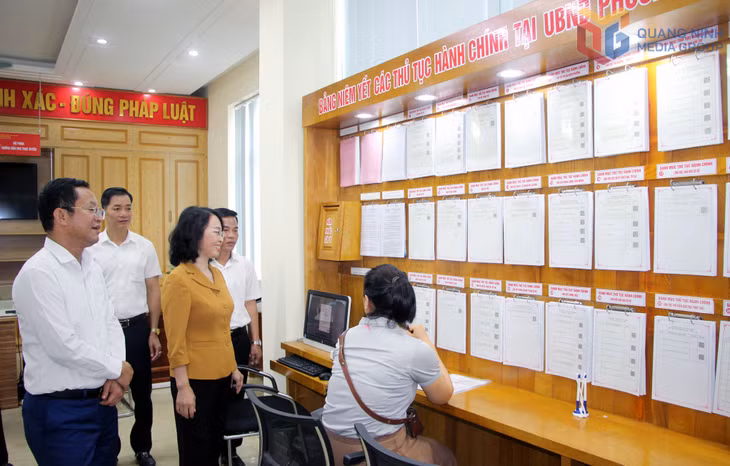 Đồng chí Trịnh Thị Minh Thanh, Phó Bí thư Thường trực Tỉnh ủy, Chủ tịch HĐND tỉnh, khảo sát việc thực hiện chính quyền địa phương 2 cấp tại phường Quang Hanh (tháng 7/2025).