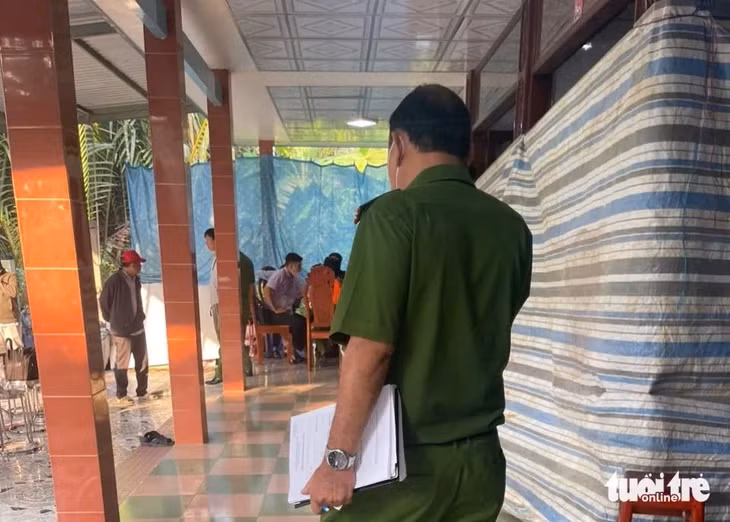 Cảnh sát đang điều tra vụ việc - Ảnh: THU THẢO