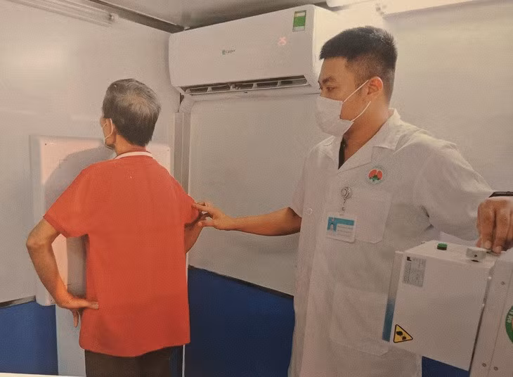 Chụp X-quang sàng lọc bệnh lao cho người dân - Ảnh: BVCC