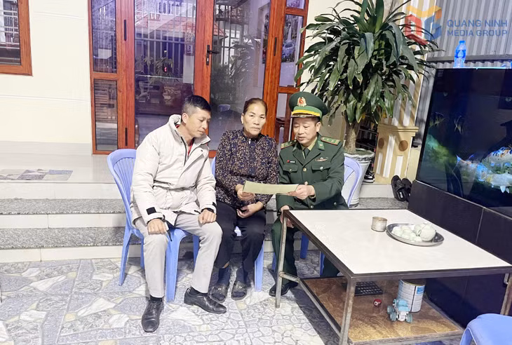 Chính trị viên Đồn Biên phòng Trà Cổ cùng với Trưởng khu Tràng Lộ tuyên truyền pháp luật cho giáo dân.