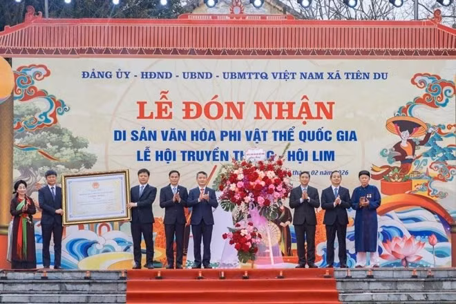 Lãnh đạo tỉnh Bắc Ninh trao chứng nhận Di sản văn hóa phi vật thể Quốc gia đối với Hội Lim cho lãnh đạo xã Tiên Du. Ảnh: Văn Giang
