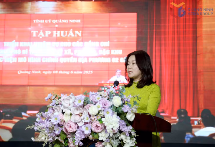 Đồng chí Nguyễn Thùy Dương, Hiệu trưởng Trường Đào tạo cán bộ Nguyễn Văn Cừ báo cáo tại buổi làm việc.
