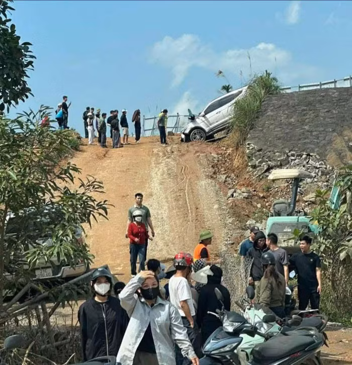 Ôtô đâm rào tôn, lao vào khu vực thi công trên cao tốc Nội Bài – Lào Cai. Ảnh: NDCC