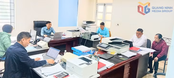 Cán bộ, công chức xã Quảng Đức đã thu thập, số hóa và nhập dữ liệu hồ sơ đất ở, nhà ở và thẻ căn cước công dân.