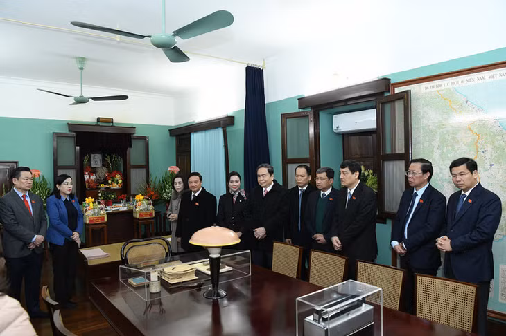 Chủ tịch Quốc hội Trần Thanh Mẫn trò chuyện với các cán bộ, nhân viên Khu Di tích Chủ tịch Hồ Chí Minh tại Phủ Chủ tịch. (Ảnh: DUY LINH)