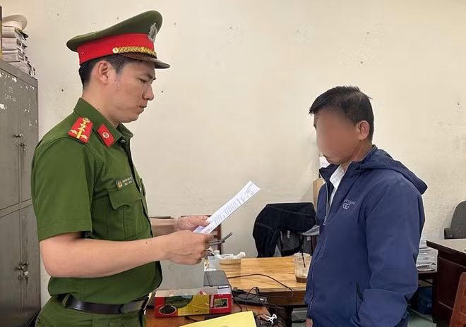 Thực hiện lệnh bắt bị can để tạm giam đối với ông Vy Ngọc Dũng. Ảnh: Công an Quảng Ngãi