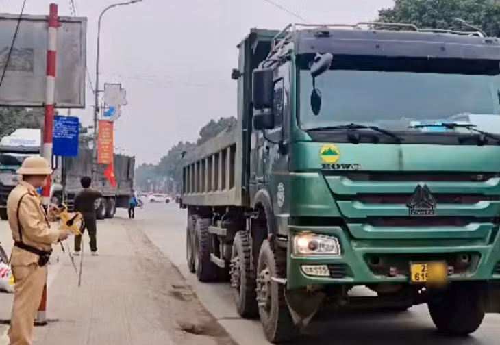 Xe tải vi phạm cơi nới thành thùng. Ảnh: Công an cung cấp