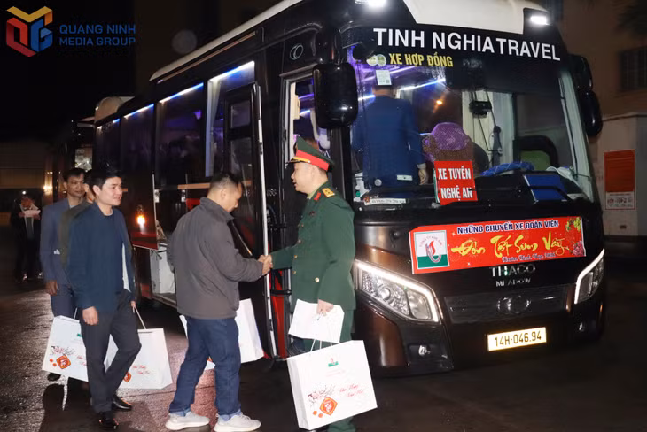 Công ty Khe Sim bố trí 18 chuyến xe đưa gần 400 công nhân có quê ở Bắc Kạn, Cao Bằng, Tuyên Quang, Nghệ An, Hà Tĩnh… về quê đón Tết và tổ chức đưa đón trở lại đơn vị sau kỳ nghỉ. 