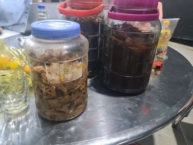 Các bình rượu ngâm khiến 6 bệnh nhân ở xã Sơn Lâm (Nghệ An) ngộ độc.
