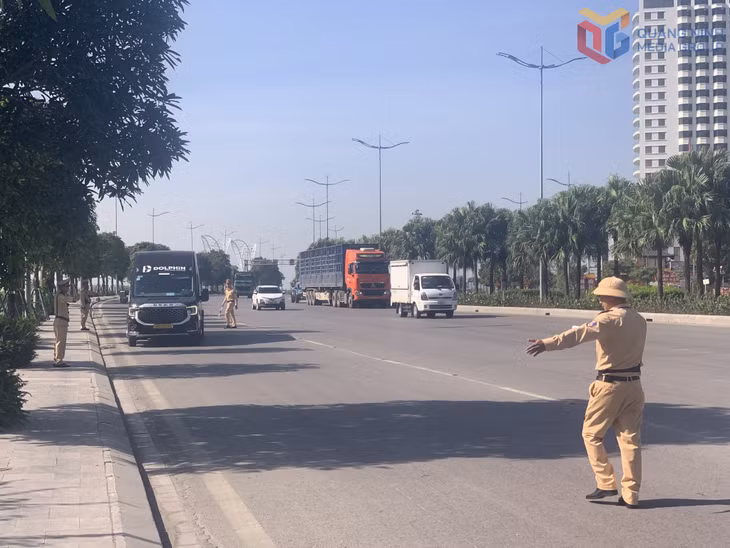 Lực lượng CSGT kiểm tra phương tiện vận chuyển hành khách du xuân Bính Ngọ 2026.