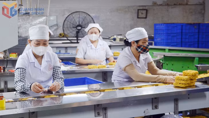 Công nhân làm việc tại Công ty CP thực phẩm Kỹ nghệ Thái Lan (phường Việt Hưng) do CCB Bùi Xuân Tờ làm chủ 