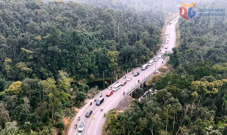 Ngay từ sáng sớm ngày 21/2 (mùng 5 Tết Bính Ngọ), hàng dài phương tiện nối đuôi nhau đưa người dân và du khách thập phương hành hương về Yên Tử.