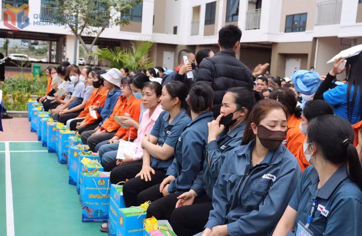 Nhiều phần quá ý nghĩa được trao tặng cho công nhân, lao động tại chương trình Tết sum vầy.