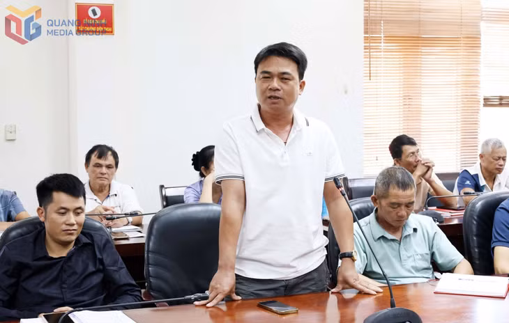Anh Đinh Xuân Toàn, Bí thư Chi bộ, Trưởng thôn Đầm Buôn phát biểu tại buổi làm việc với lãnh đạo xã Đầm Hà về phát triển kinh tế của người dân.