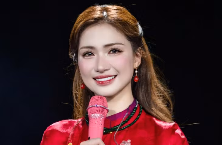 Hòa Minzy xúc động trong fan concert đầu tiên của sự nghiệp, khi được hàng ngàn khán giả cổ vũ, hô tên - Ảnh: BTC